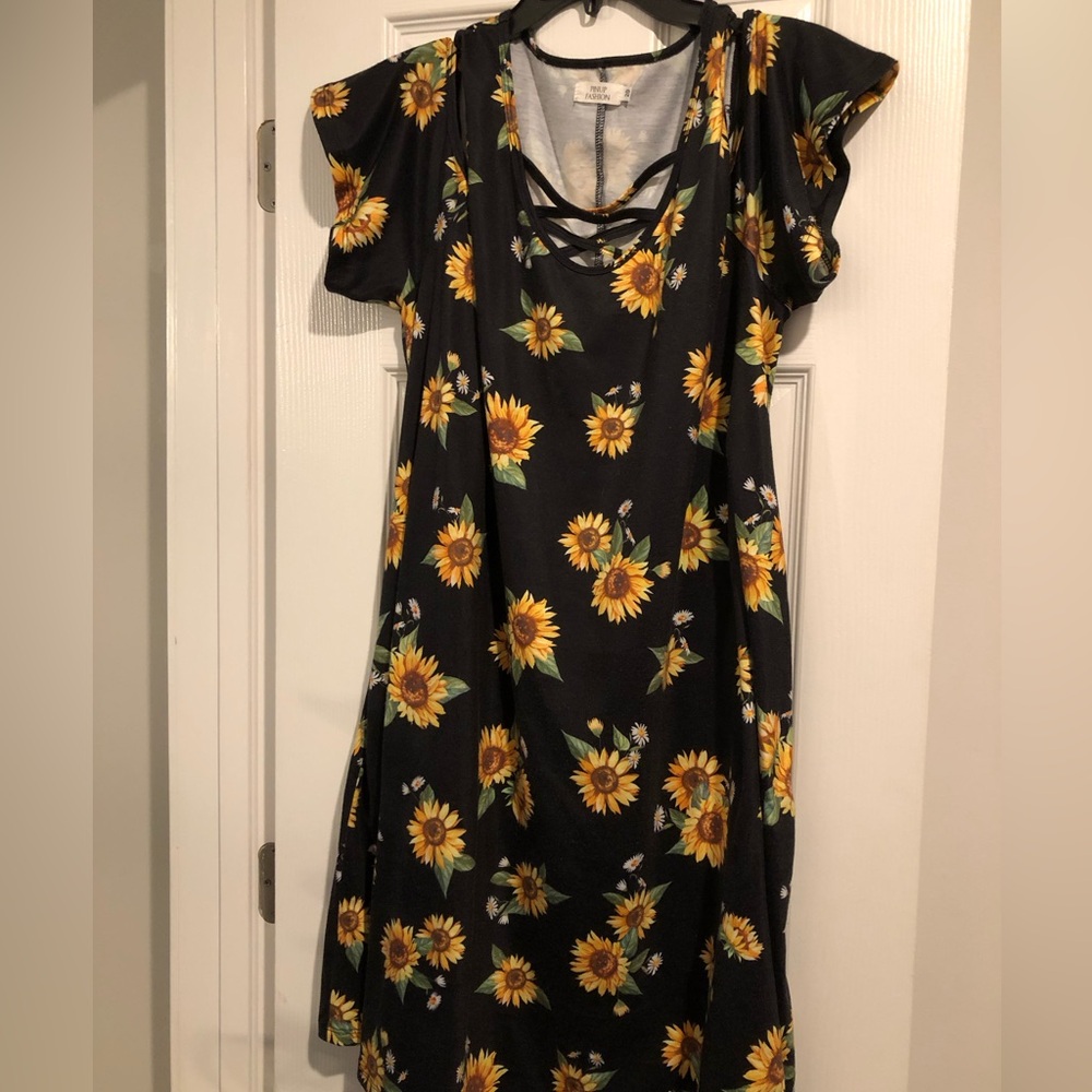 MAKE OFFER! Ooh Flowers! Sunflower Cold Shoulder Plus Size Dress